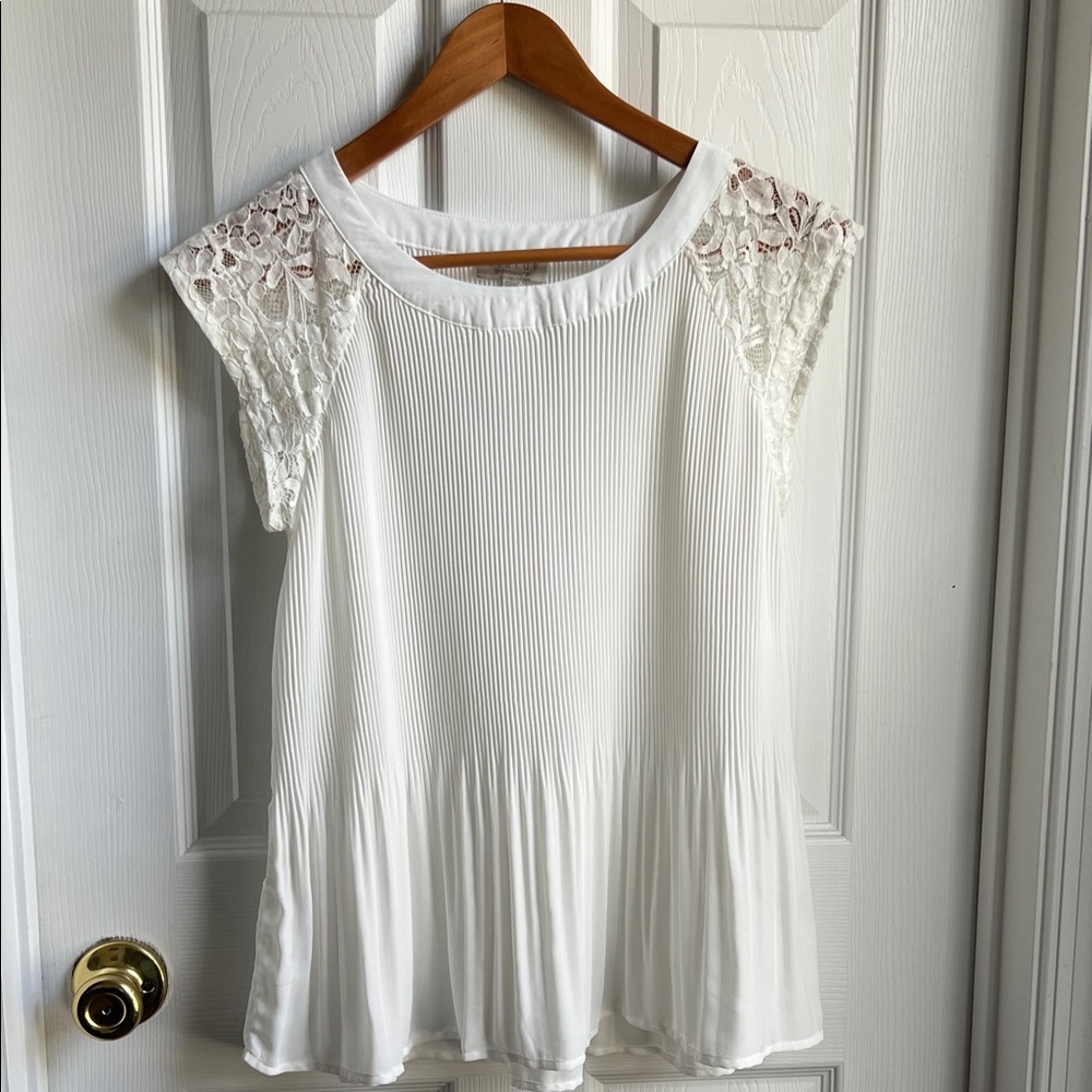 STATUS BY CHENAULT Pleated
Woven Lace Shoulder Blouse Size Large - Picture 1 of 8